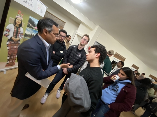 Youssef Kharrat ’23 speaking with Sanjeev Singla P’23. 